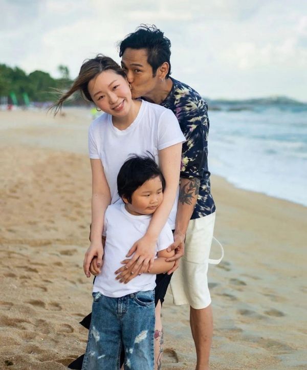 杜德伟携小24岁娇妻出游，大方搂腰气氛甜蜜，59岁仍唱情人？