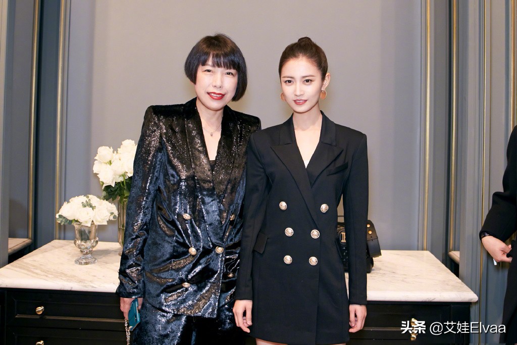 陈钰琪与“张无忌”曾舜晞同框唱歌，穿吊带裙美成焦点，看服我了
