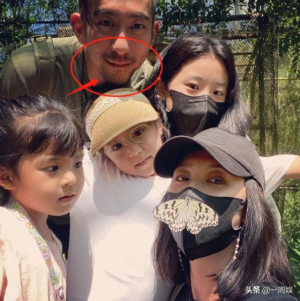 賈靜雯一家五口出遊，梧桐妹身高出眾，修傑楷鬍子邋遢顯蒼老