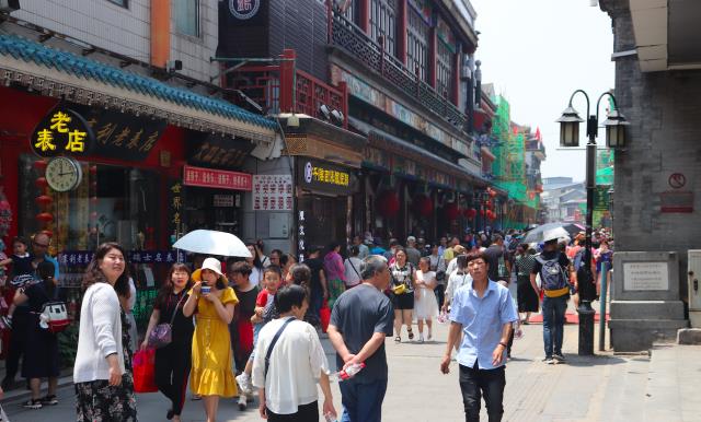 北京前门大街，游客人山人海，全聚德等多家老字号最抢眼