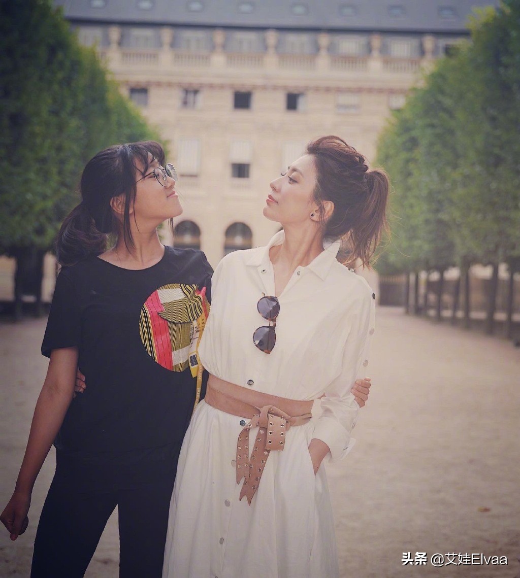 賈靜雯一家五口遊玩，她紮馬尾扮少女，16歲梧桐妹穿泳衣真放得開