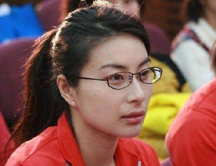 霍啟剛夫妻看音樂劇，郭晶晶罕穿仙女裙顯滄桑，常年跳水致細紋多