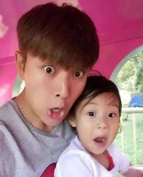 李小璐晒出旗袍母女照，庆祝甜馨8岁生日：长大后，我就成了你