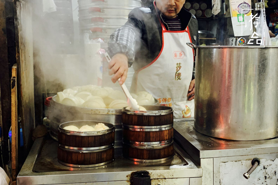 重庆来福士的背后，是最有人情味的山城，朝天门交易厅不曾改变