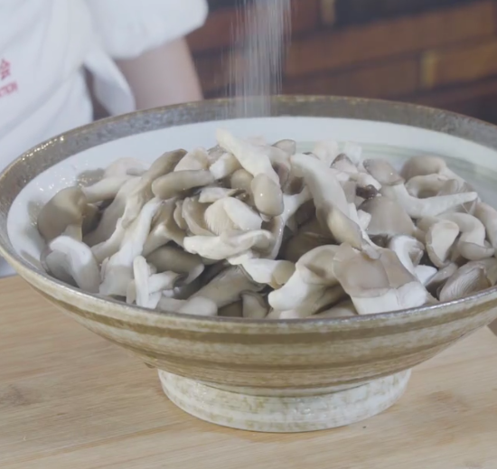图片[1]-饭店大厨都是这样做的椒盐蘑菇 怪不得这么酥脆在家就能做好-起舞食谱网