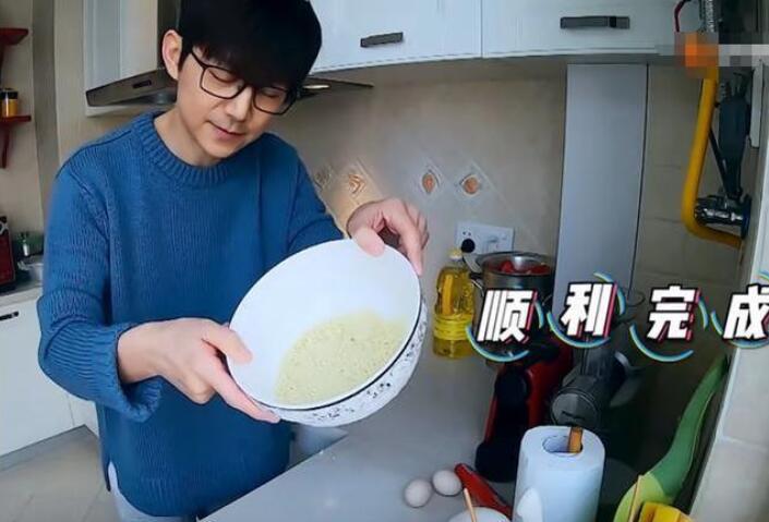 走进何炅在长沙的家，厨房里全是速食奶茶和泡