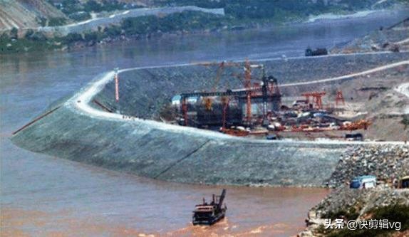 海水这么深, 那跨海大桥的桥墩要怎么建? 看完佩