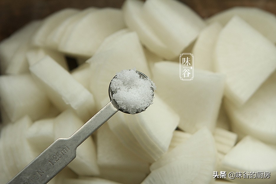 Mom has used the recipe of pickled radish for 20 years. It can be eaten on the same day. It is hot and sour and crispy.