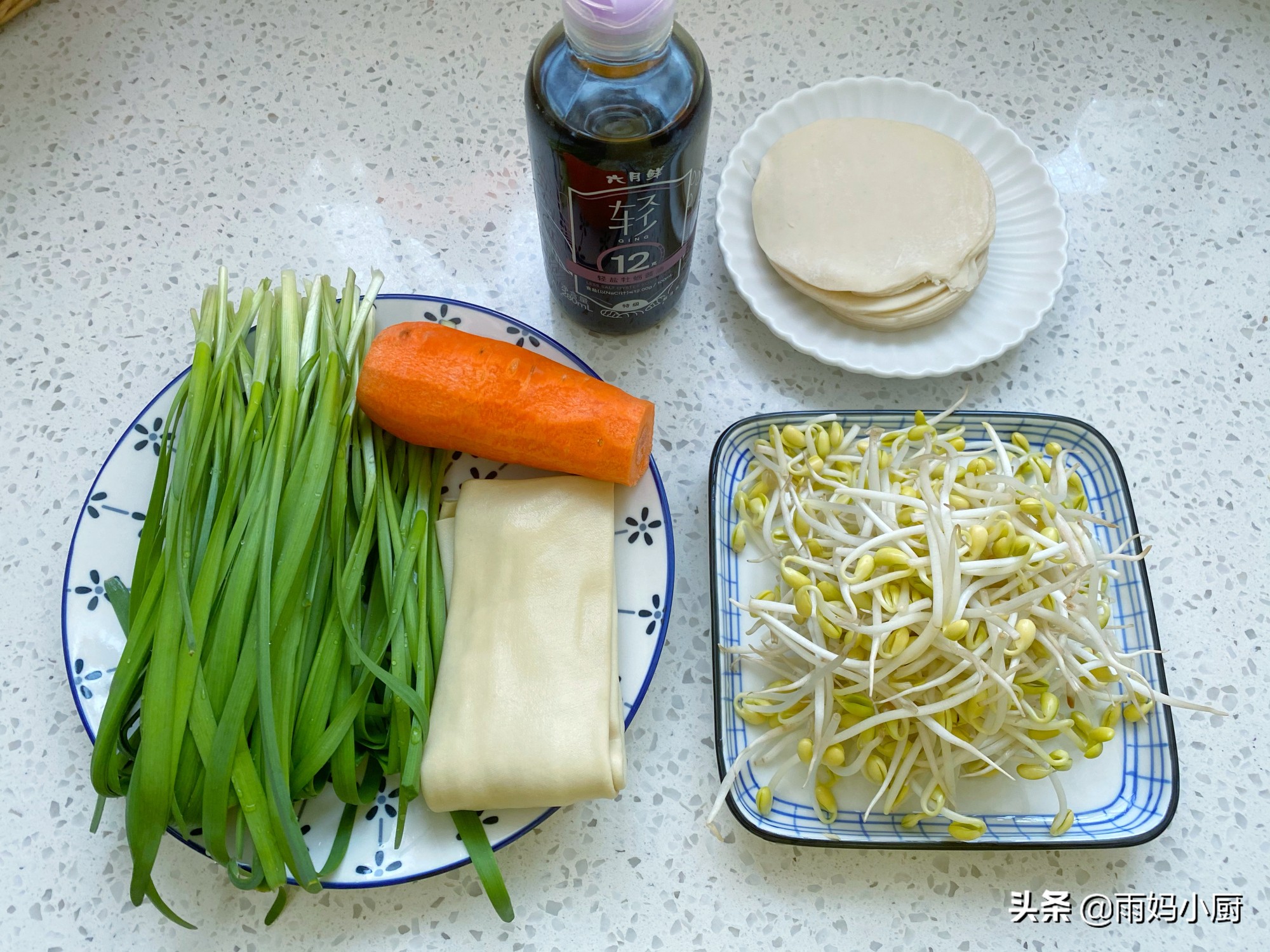 剩餃子皮不要煮著吃了，做成薄如蟬翼的春餅，卷上小炒菜搶著吃