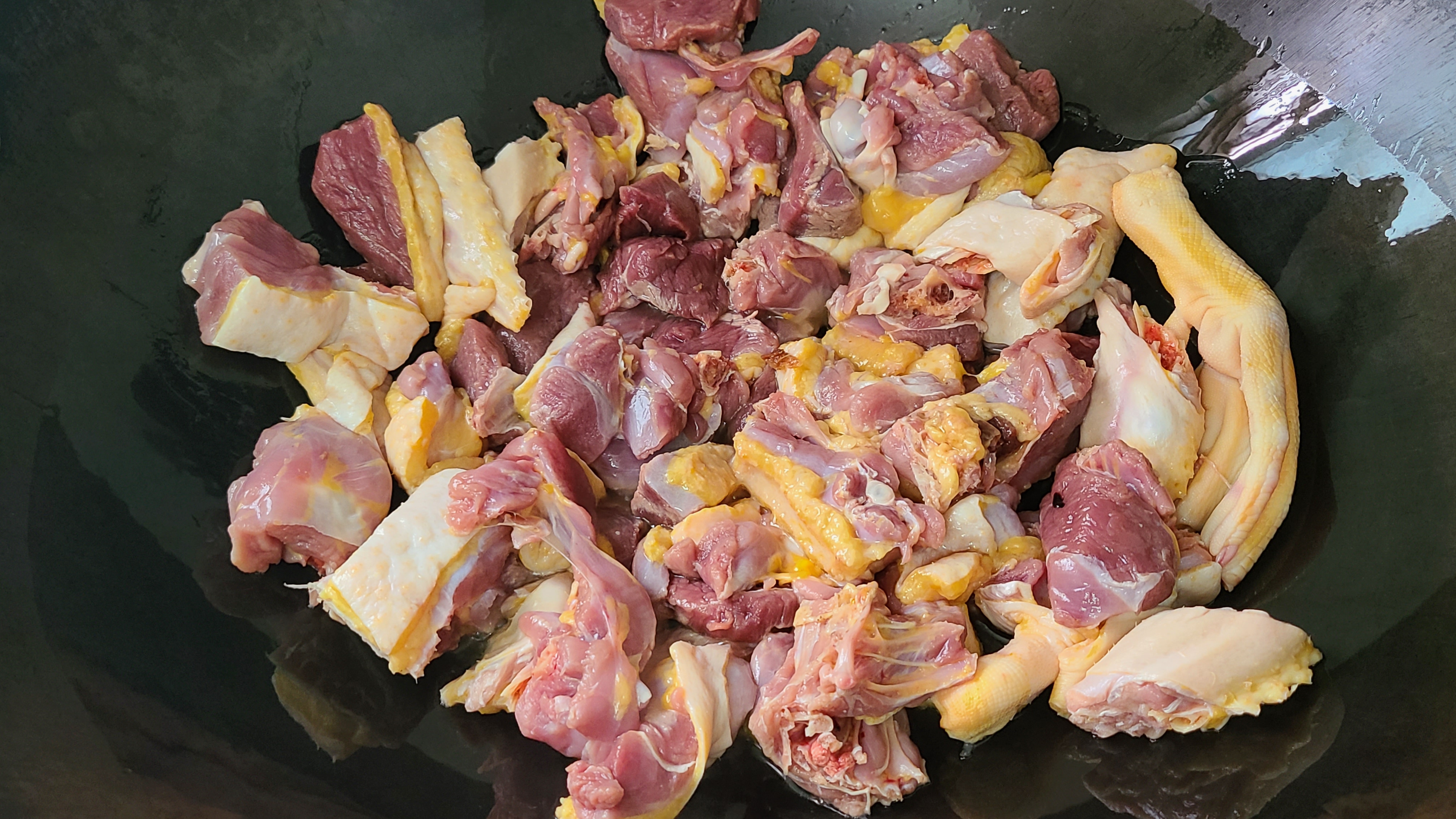 姜酒鸭，用米酒做出来的一道广东菜，简单好吃，香喷喷的