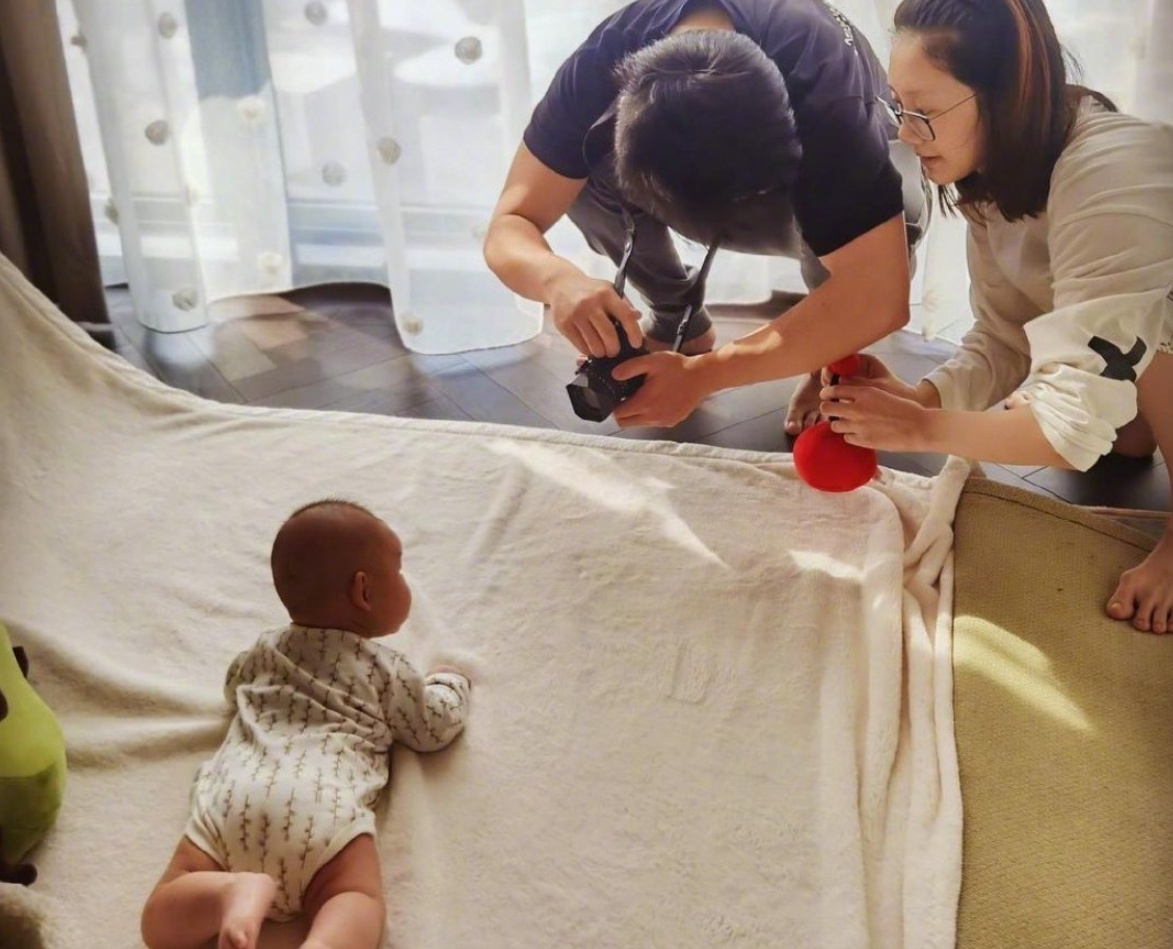 郑恺苗苗庆祝女儿满百天，获"全网"好评