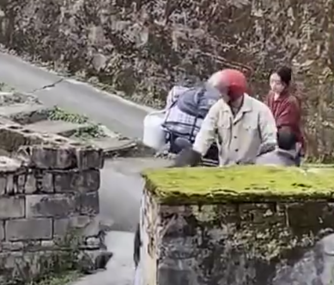 赵丽颖乡村戏路透，爆剧组借道具不还，赵丽颖在一旁等待不耐烦