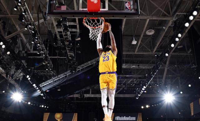 開場夢遊下半場爆發！詹姆斯砍28分不停被撂倒，對手頻頻大動作犯規也攔不住！（影）-黑特籃球-NBA新聞影音圖片分享社區