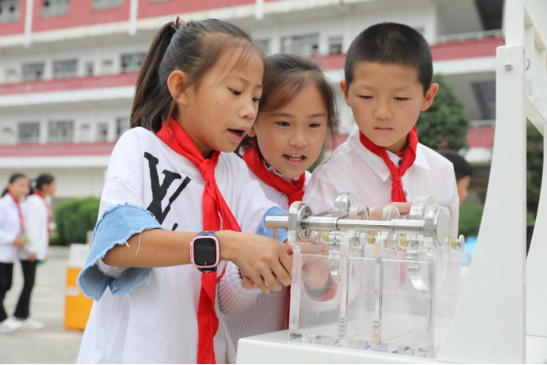 科普活动进校园 点亮孩子科学梦