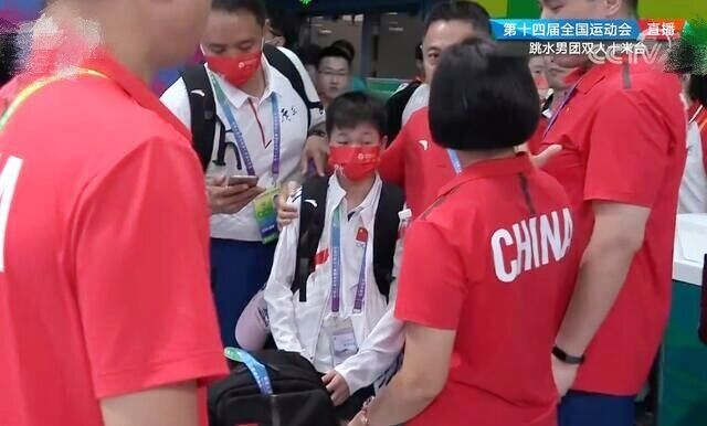 全红婵太逗！被允许接受采访结果却懵了，教练挥手提醒把她吓一跳