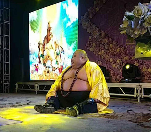 男子因与弥勒佛相似，被富婆看中带回家\"供