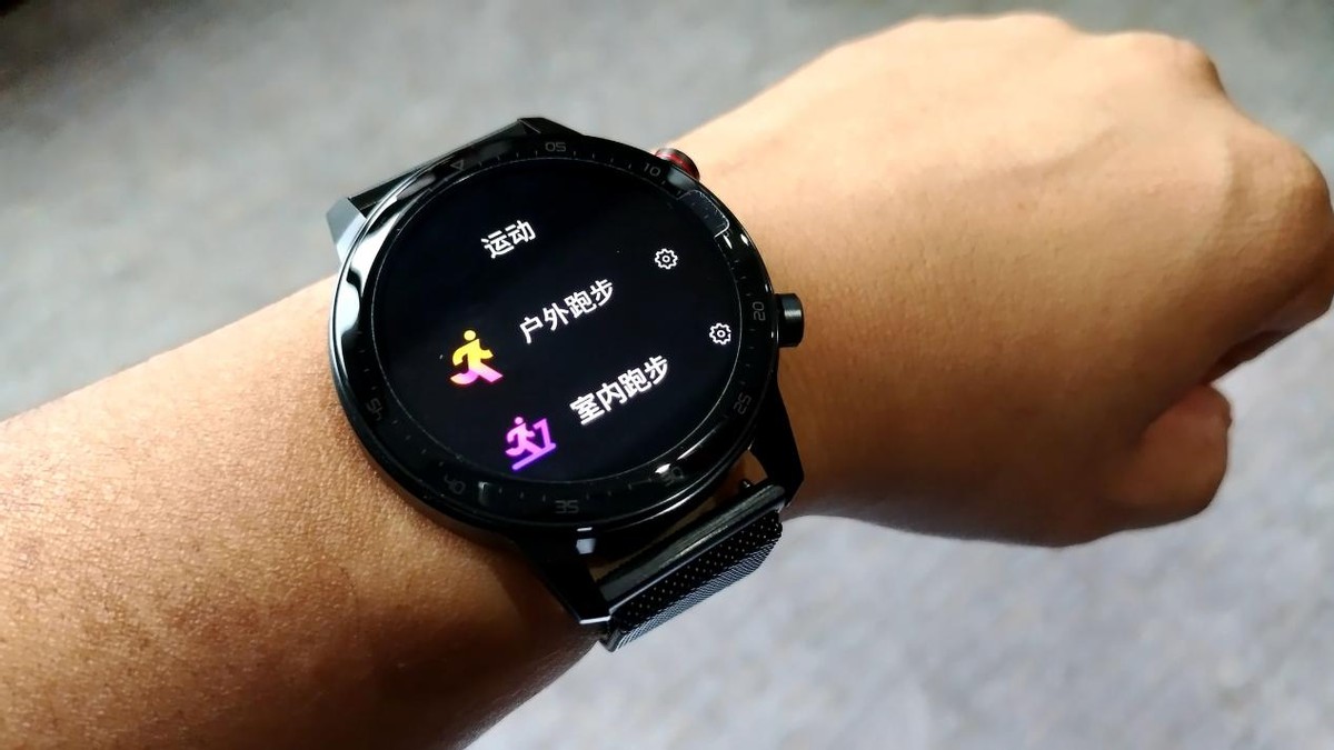 实力与颜值的担当，舒适运动无感佩戴，红魔手表精钢版轻奢体验