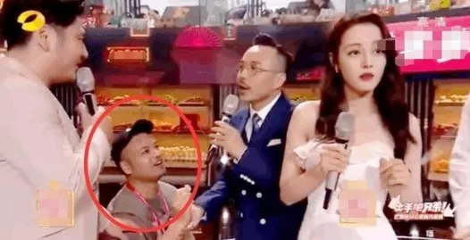 刚向迪丽热巴求婚，又堵电梯口向童瑶求抱，“偏执粉”有多可怕？