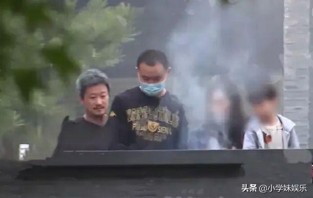 吴京一家惊现路边烧烤，昔日一贯硬汉形象的他，如今也满头白发了