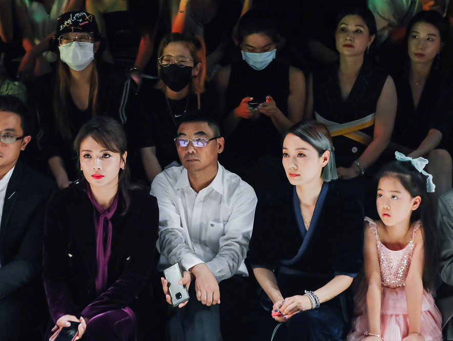 马伊琍为吕燕撑场好给力，穿丝绒装和刘涛隔开坐，染新发色太个性