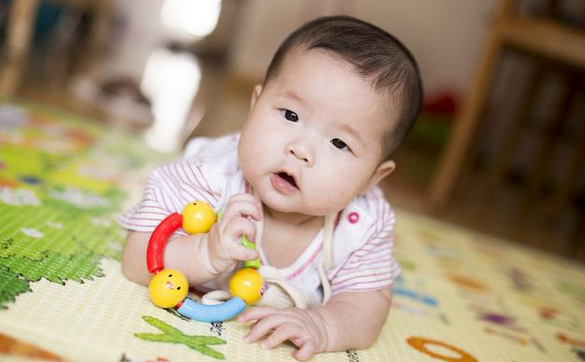 央视曝光“毒爬行垫”，易致孩子生殖力下降，家长快回家自查