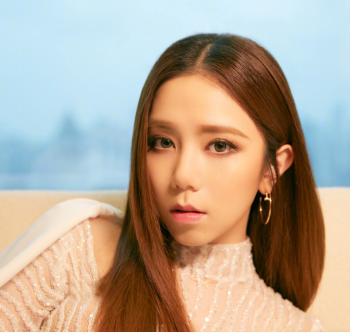 而上|邓紫棋因妆容而上热搜，看清离开浓妆的颜值后差点就认不出