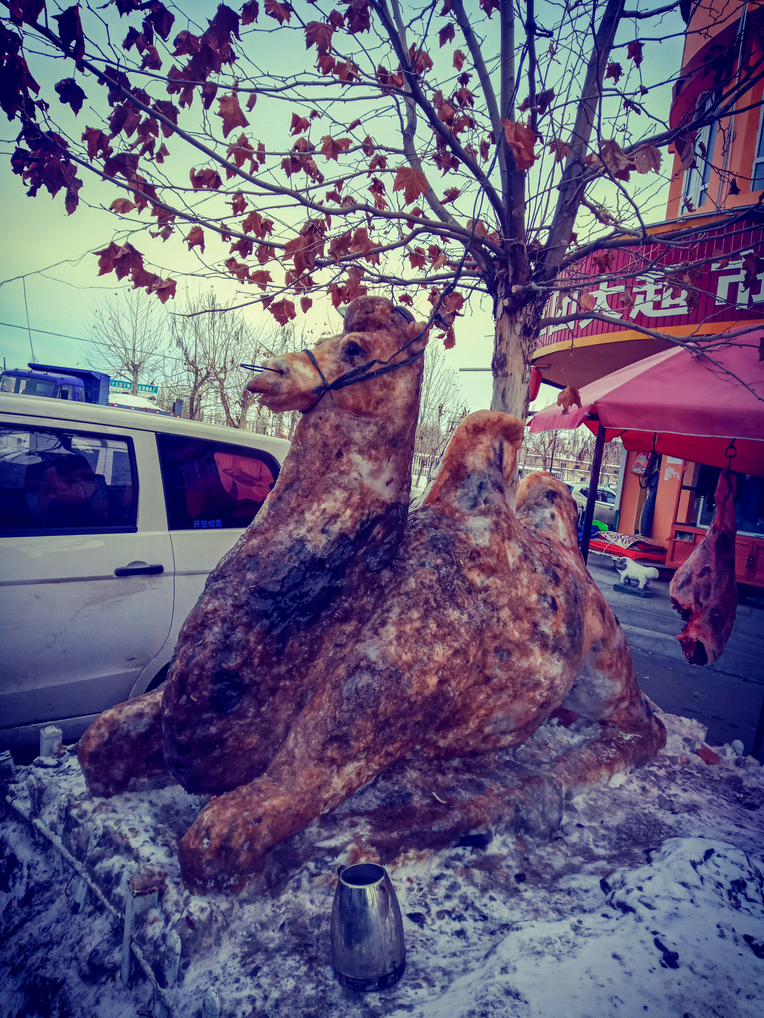 当日,阿不都克因在牛雪雕的右前蹄下,增加了一只老鼠雪雕.