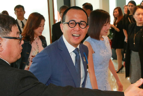 李泽楷送保镖价值1000万股票，保镖小心保存11年，结果成一堆废纸