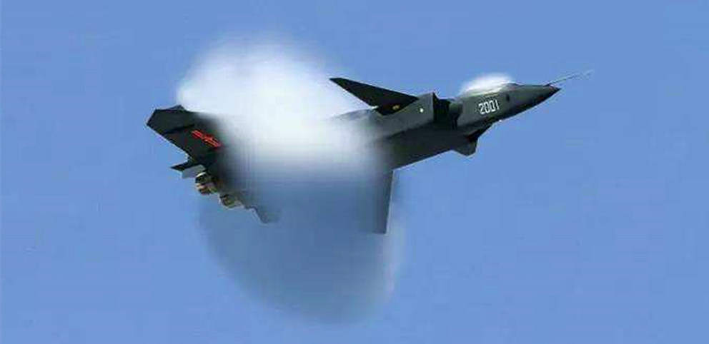 歼20飞不出音爆云，表明它不能超音速，不如美国F22？