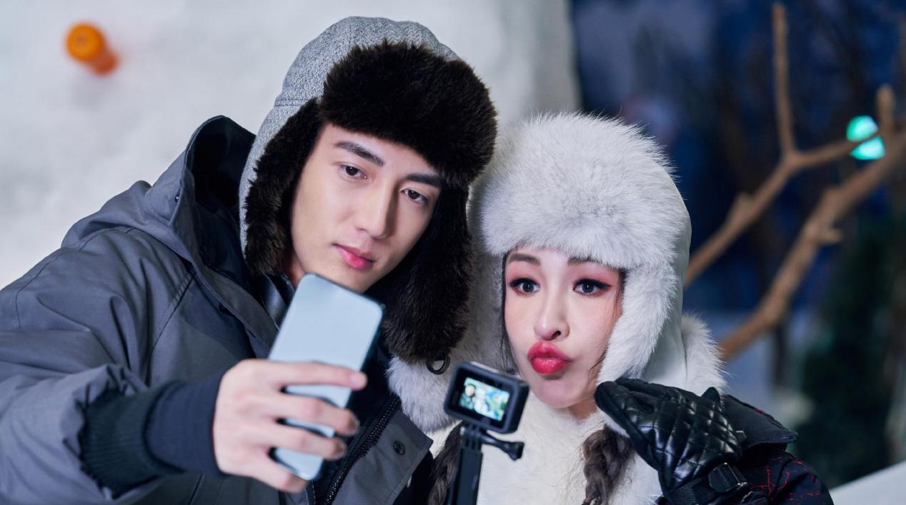 41岁萧亚轩晒照秀恩爱，男友90后小16岁，20年换了