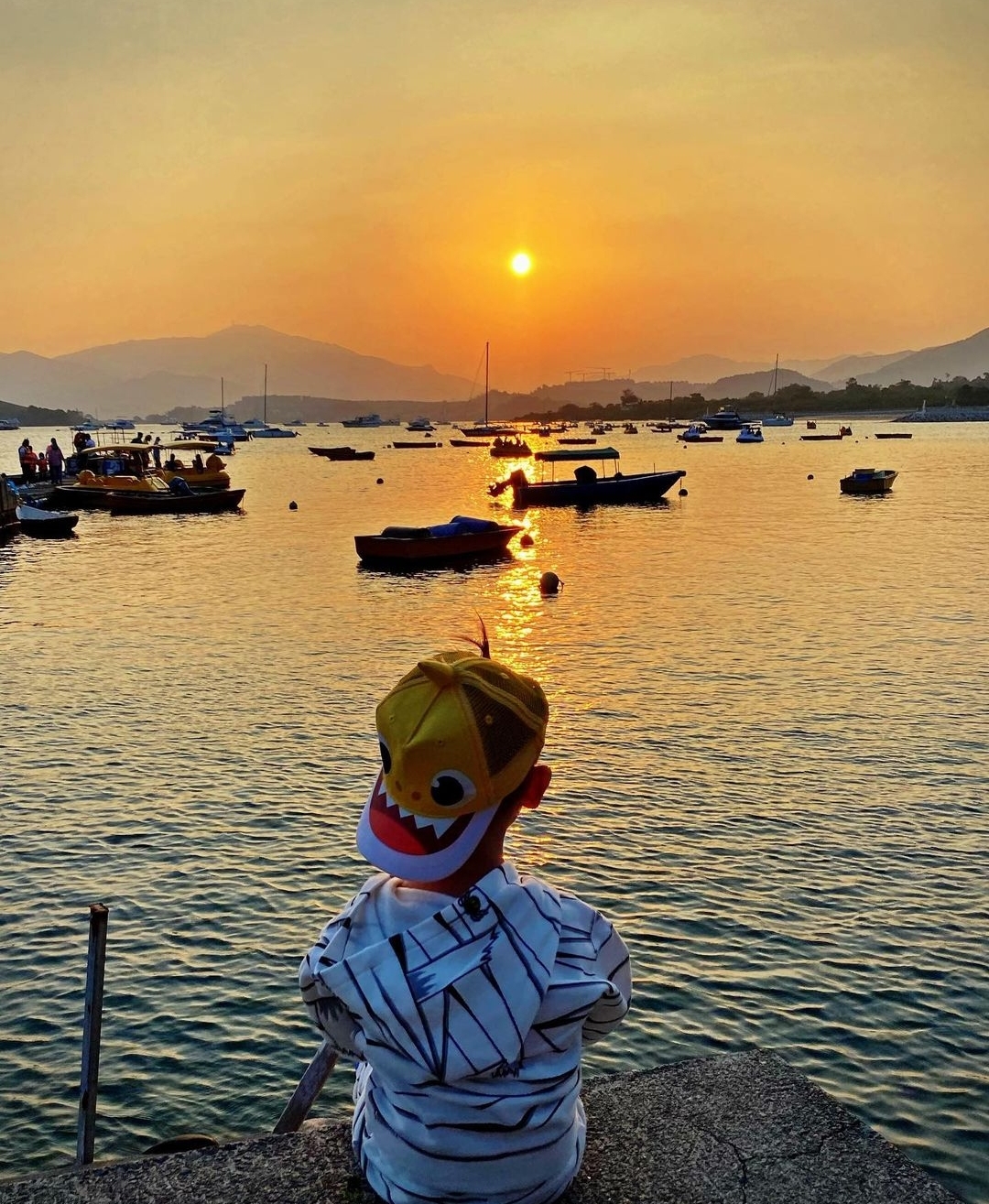 胡杏兒老公曬與兒子碼頭玩耍照，奕霆徒手“摘”夕陽，創意又溫情