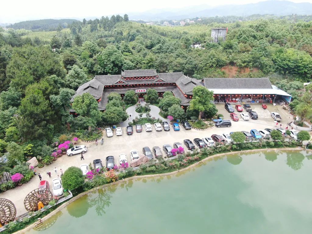 黄秀佳：返乡创业十八载 昔日穷村变景区