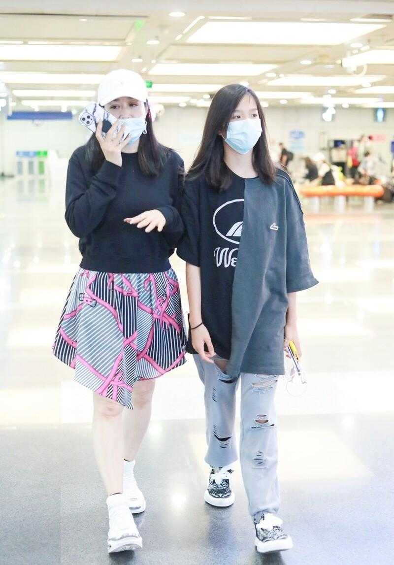50岁钟丽缇又作妖了，穿卫衣配少女裙好减龄，比女儿还洋气