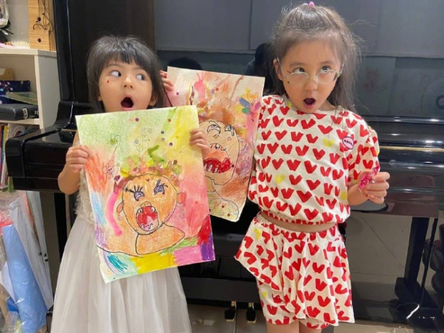 可爱到犯规！贾静雯晒俩女儿自画像，咘咘波妞抽象画功被妈妈调侃