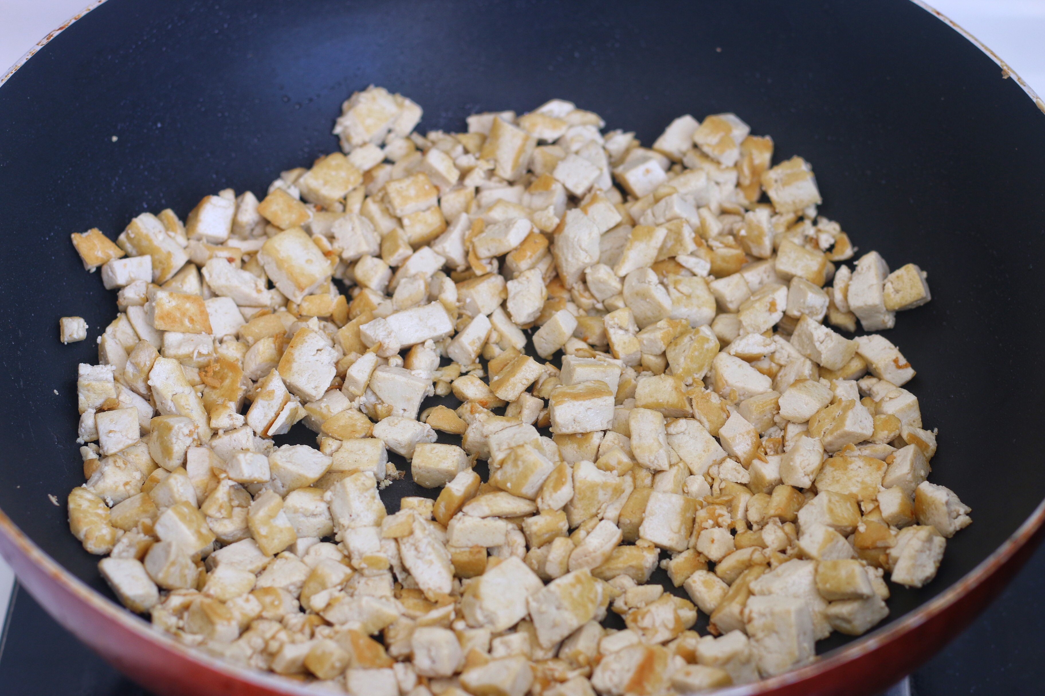 用南瓜和豆腐做素馅儿包，无需过多调料，蒸出来比肉包子都香