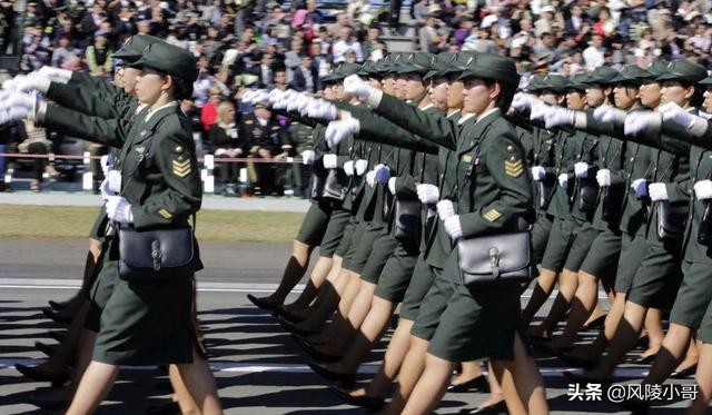 为何日本女兵都会背一个小挎包？里面到底装的
