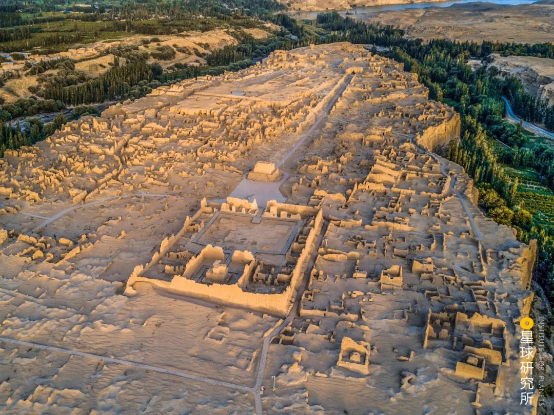 的草原河流穿过北魏鲜卑人的长方形军镇克里孟古城(克里孟古城卫星图