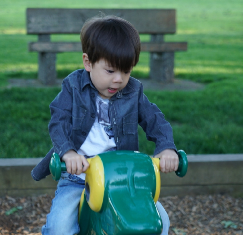 霍思燕支持兒子演出，原相機下的嗯哼成亮點，這長相帥到路人