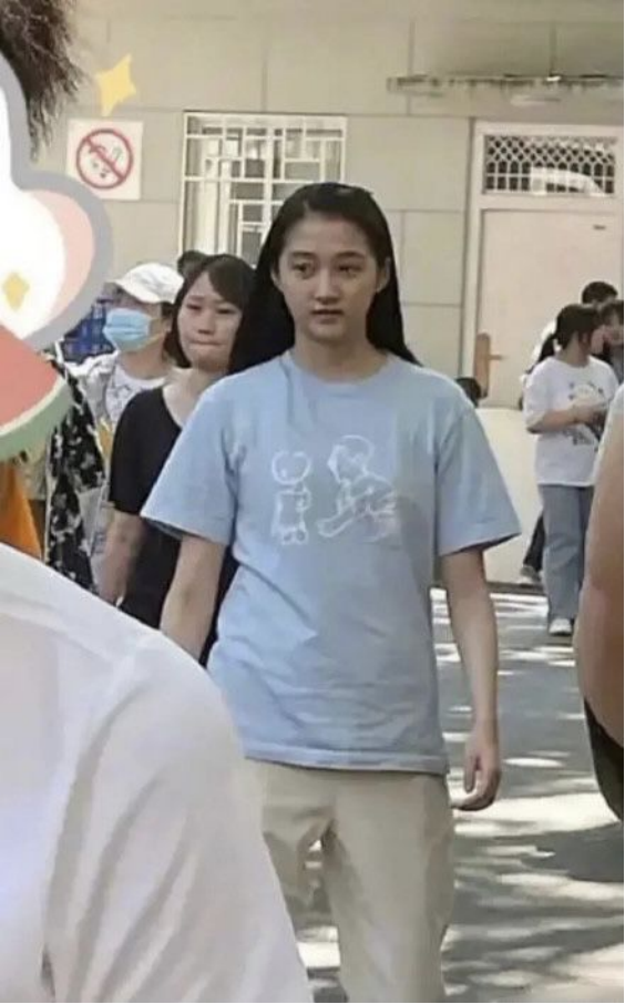 曾少年路透关晓彤张一山状态像大爷遛弯男方一对比显娇小