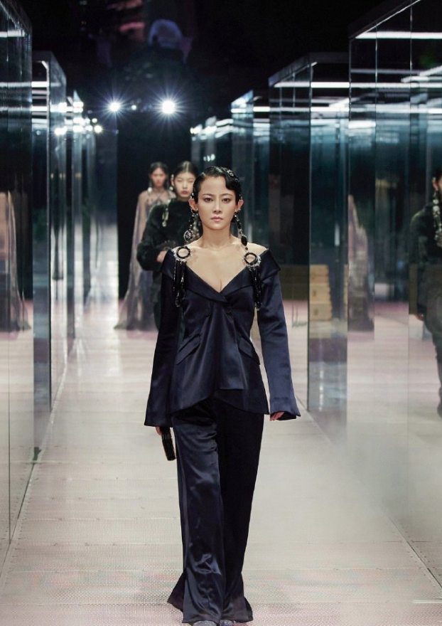 张柏芝现身高定秀T台，半永久贴头皮发型走红，