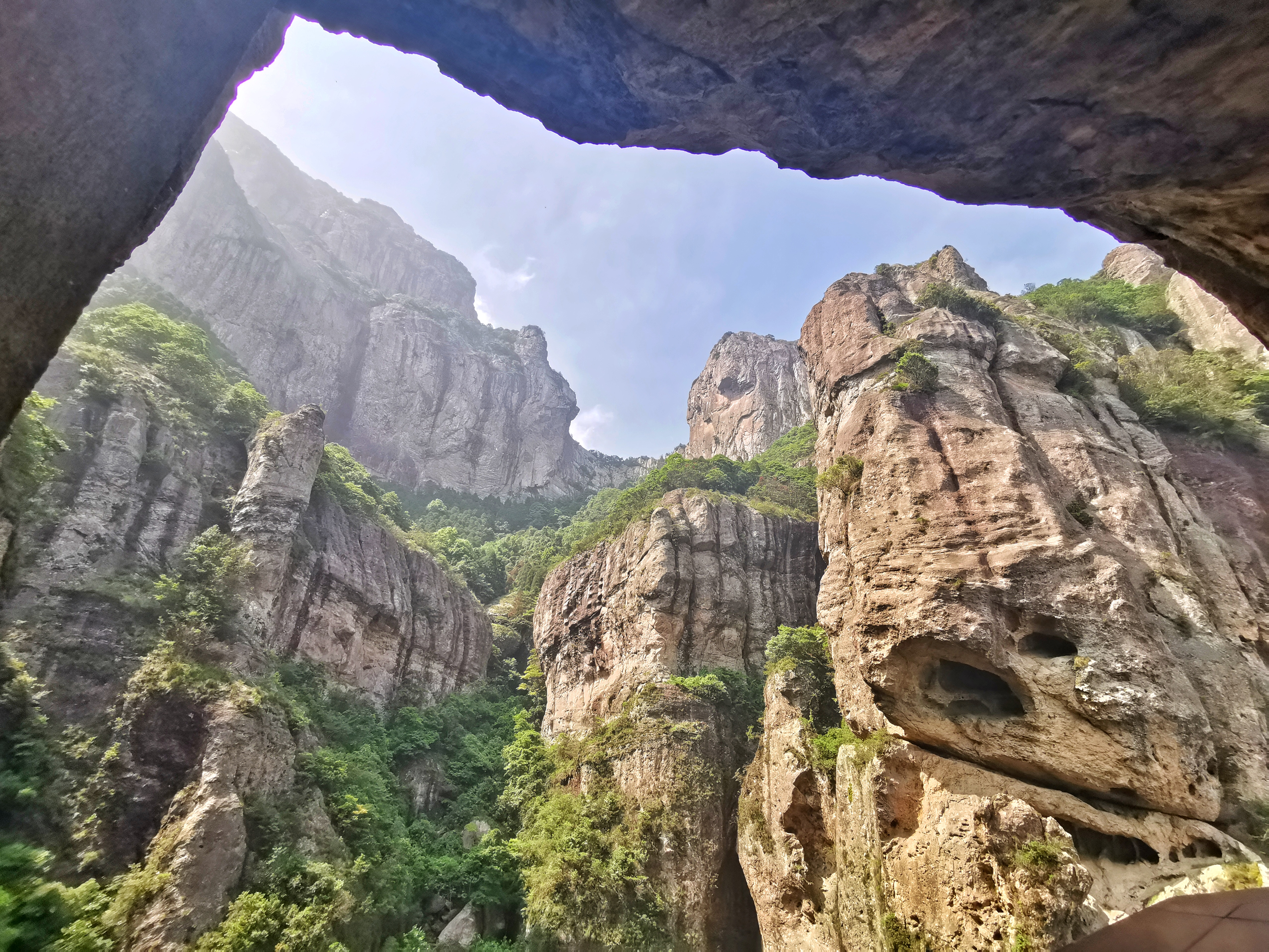 晴天下雨空中悬桥化石岩壁这个方洞记录了雁荡山的亿年历史