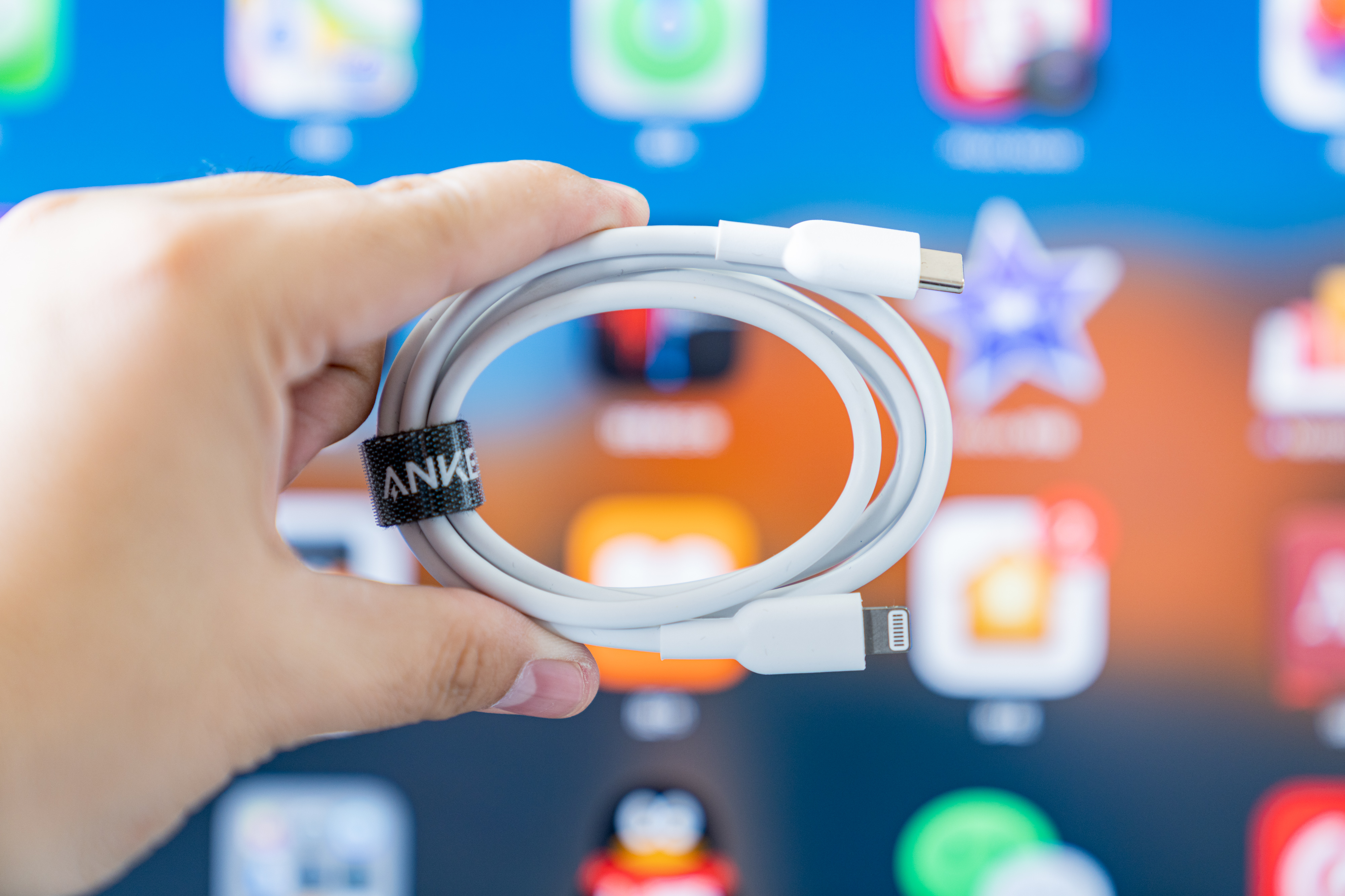 iPhone 12配件怎么选？手机壳、快充头、无线充一