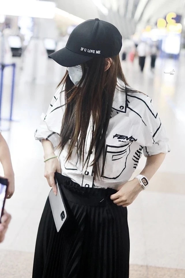 Baby带“菜刀”现身机场？提裙子时将“菜刀”别