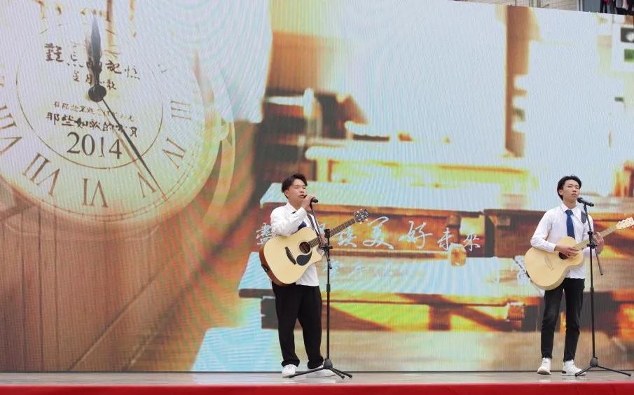 十八而志 大任始承——天府新区职业学校成人礼暨高考誓师大会