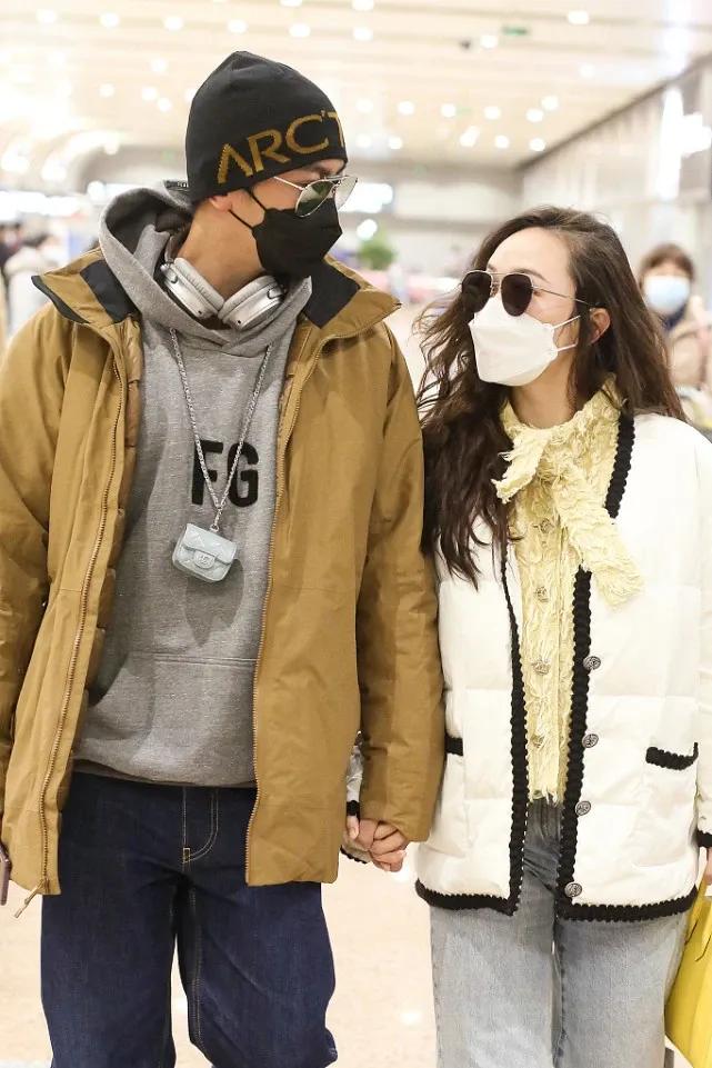 杜江夫婦同框甜蜜秀恩愛，霍思燕緊挽老公手臂撒嬌超膩歪