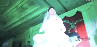 沙溢曬證件照慶祝結婚十週年，曾在婚禮現場穿婚紗熱舞太經典