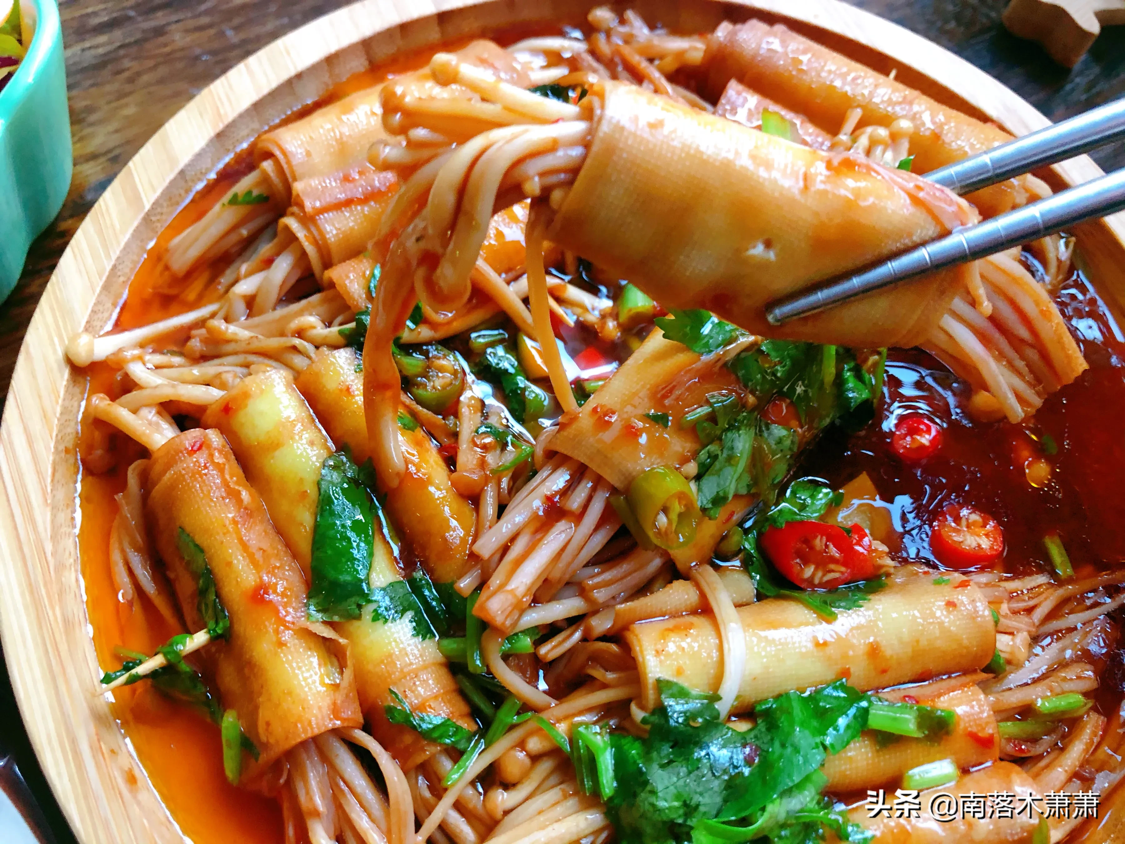 Enoki mushroom and dried tofu are a hundred times more delicious than fried and grilled, especially the thick sauce