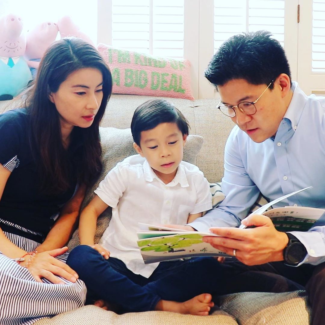 霍啟剛週末攜妻兒看畫展，兒子專注女兒秀氣，郭晶晶穿搭氣質佳