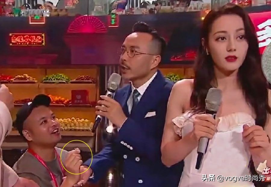 迪丽热巴直播中遇变态男求婚，汪涵及时救场，