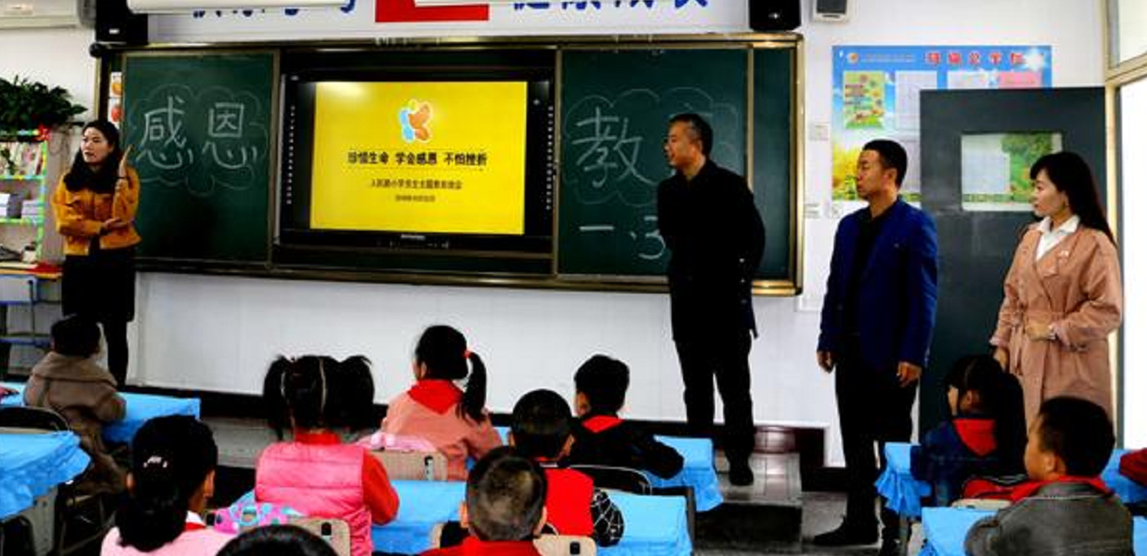 高圆圆女儿“抓周”，爷爷一脸苦笑：抓到了我